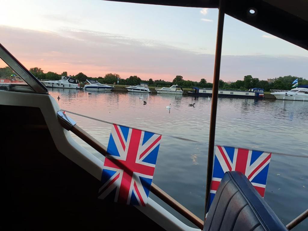 Buoyant Breaks Hotel Bray Bagian luar foto