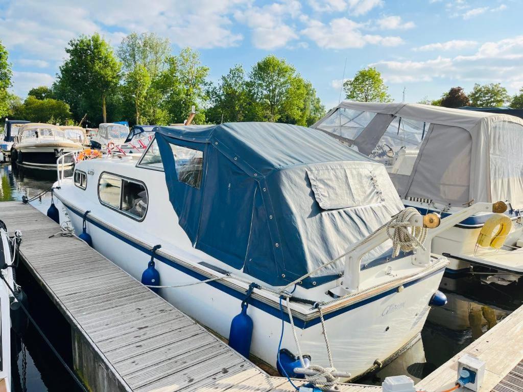 Buoyant Breaks Hotel Bray Bagian luar foto